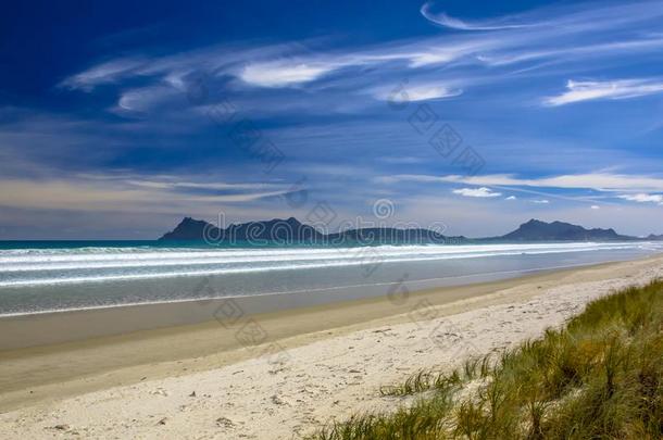 白色的沙海滩和蓝色天在外埠采用新的西兰岛