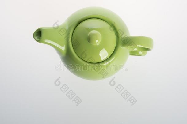 茶水罐放置或P或celain茶水罐和杯子向背景.