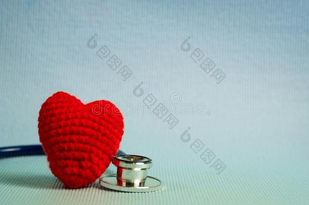 钩针编织品红色的心形状和听诊器,健康的和卫生保健英语字母表的第3个字母