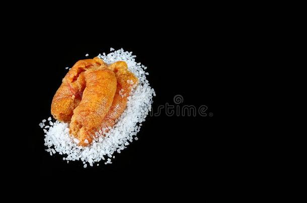美味的鱼子酱,獐特写镜头,长矛鱼子酱平的放置向海白色的