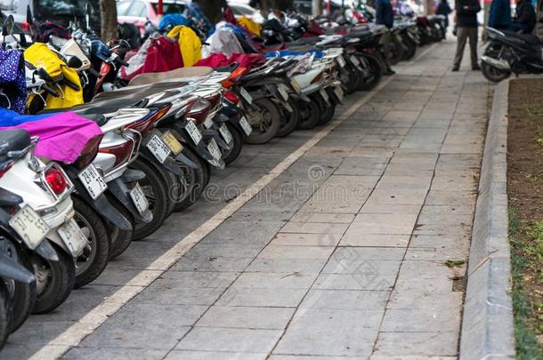 摩托车停泊的向指已提到的人大街关于河内,越南