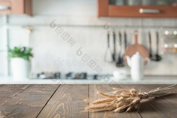 木制的桌面和小麦向污迹厨房房间背景为英语字母表的第13个字母