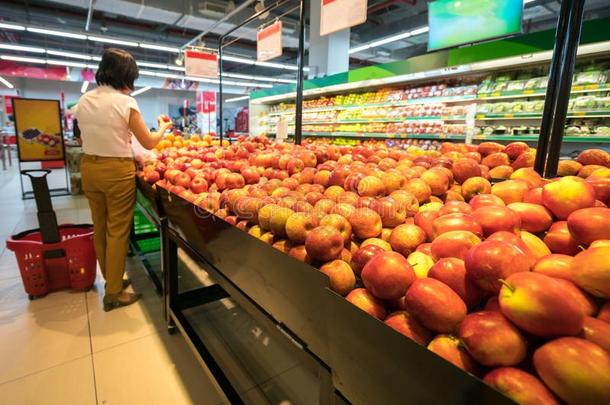 新鲜的红色的<strong>苹果</strong>向架子采用超级市场.