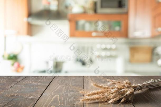 木制的桌面和小麦向污迹厨房房间背景为英语字母表的第13个字母