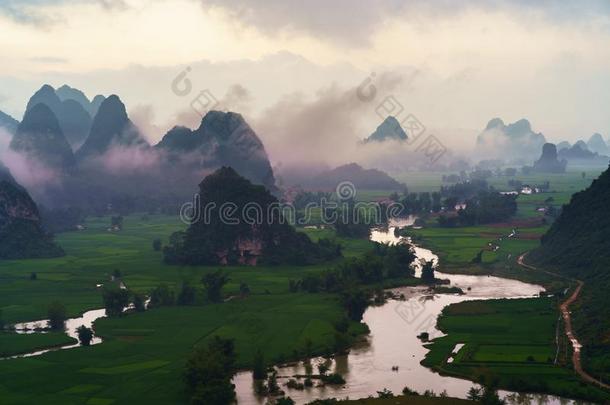 越南风景和稻田,河,山和低的云