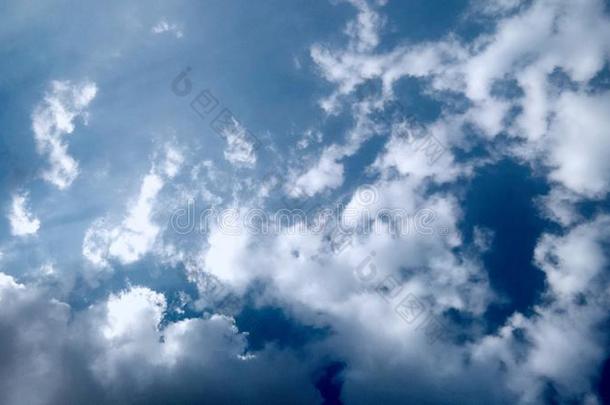蓝色天和膨胀的白色的&黑的云