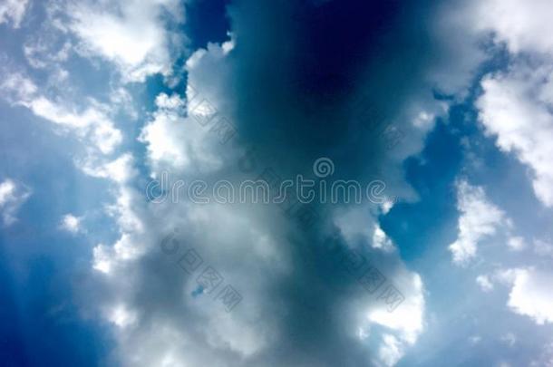 蓝色天和膨胀的白色的&黑的云