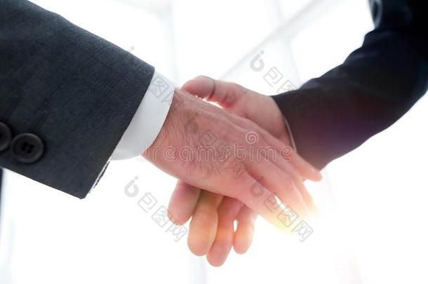 两个商业人出行向做握手