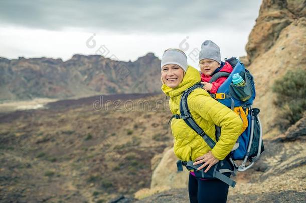 幸福的母亲和小的男孩旅行的采用背包