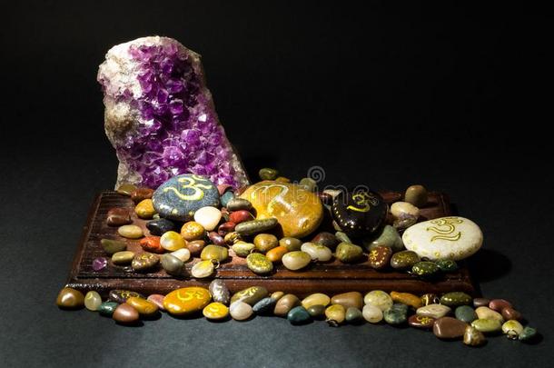 紫蓝色宝石结晶和描画的石头和Oman阿曼象征