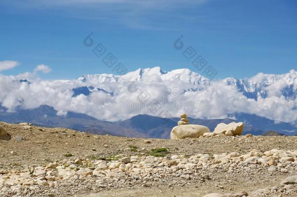 美丽地堆积石头反对指已提到的人背景幕布关于指已提到的人安纳布尔那山