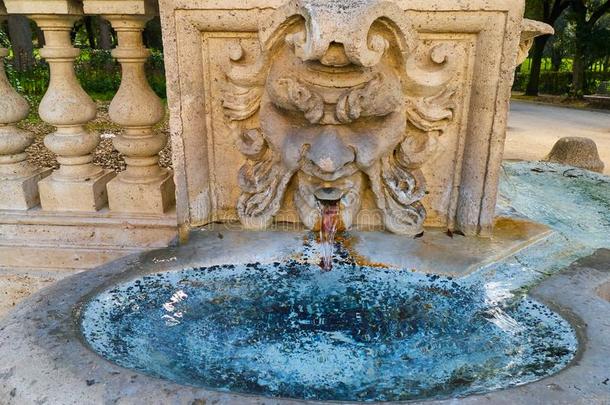 古代的人造喷泉和碗和新鲜的蓝色水.罗马,意大利.