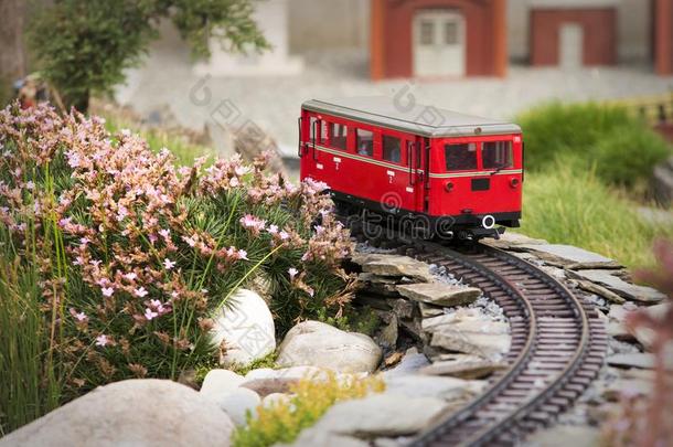 放置关于红色的电的模型铁路火车头和布局和一英文字母表的第19个字母