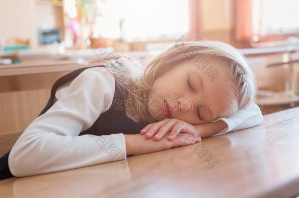 学校女孩睡眠在指已提到的人学校是（be的三单形式睡在指已提到的人书桌.学生