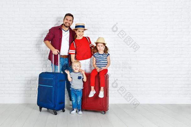 观念旅行和旅游.幸福的家庭和手提箱在近处wickets三柱门