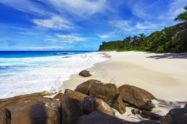 美丽的天堂海滩,白色的沙,绿松石水,胜利,岩石,