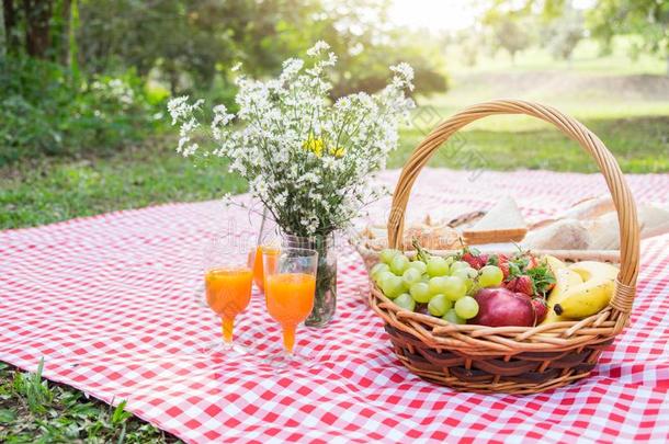 健康的食物和附件户外的夏或春季野餐郊游,圆周率