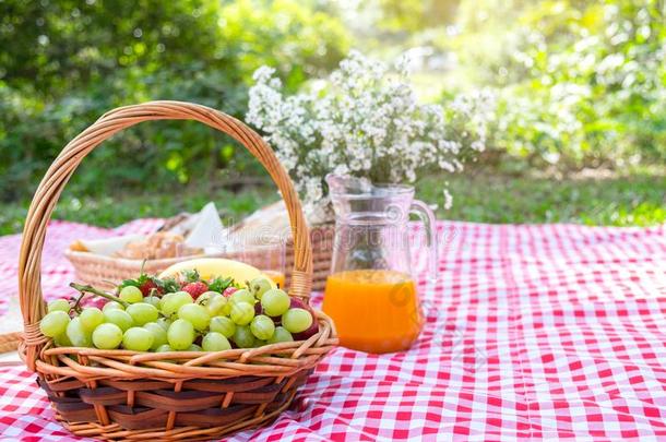 健康的食物和附件户外的夏或春季野餐郊游,圆周率