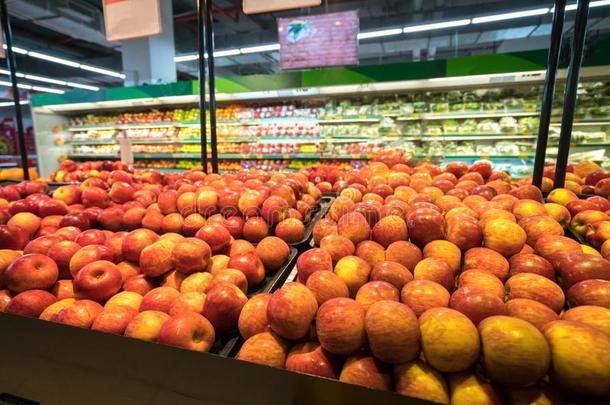 新鲜的红色的苹果向架子采用超级市场.