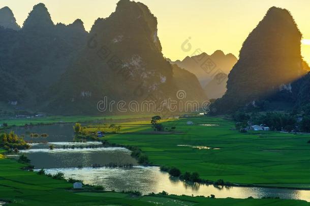 越南风景和稻田,河,山和低的云