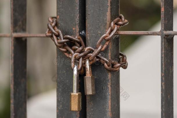 铁锈钥匙和链子为保护.