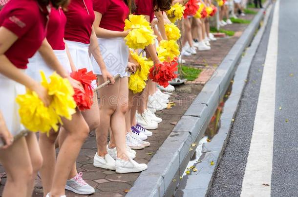 亚洲人年幼的啦啦队队长组特写镜头和木头支架起立向行