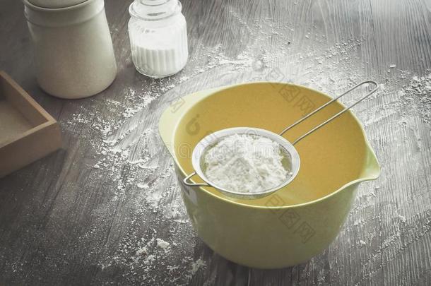 筛子面粉和面粉向混合碗.