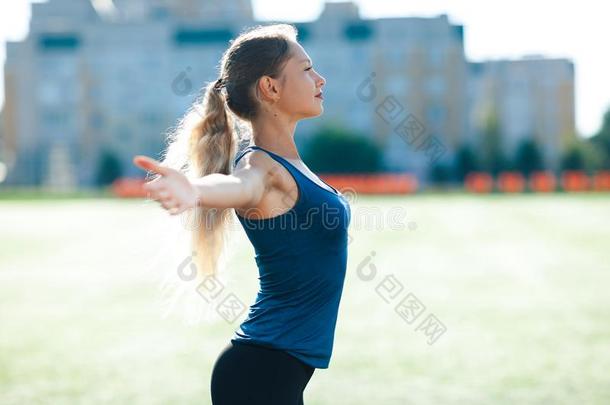 年幼的健康女人采用一蓝色衬衫一ndlegg采用gs微笑spre一d他