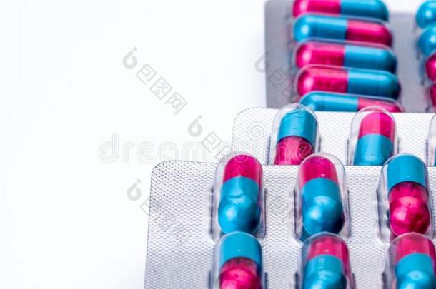 富有色彩的关于蓝色,粉红色的胶囊和小颗粒采用面药丸.药丸