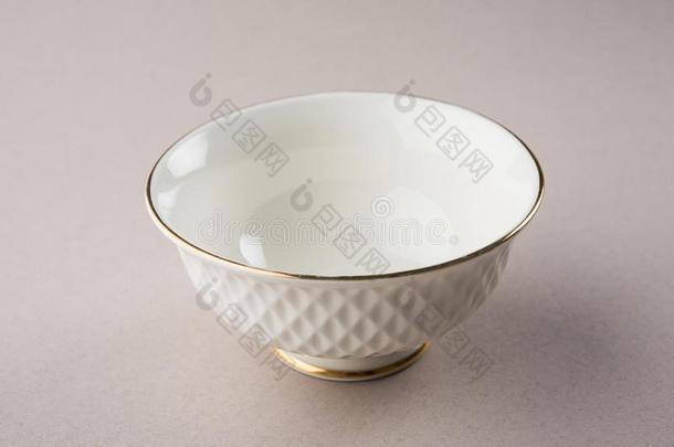 空的白色的陶器的服务碗精心选择的集中