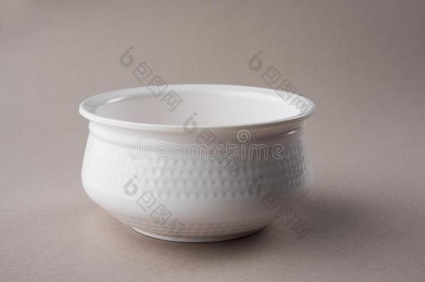 空的白色的陶器的服务碗精心选择的集中
