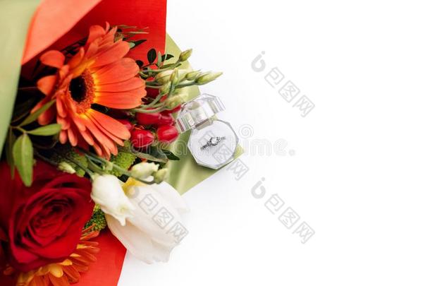 订婚戒指采用一赠品盒和明亮的花束关于花.Thailand泰国