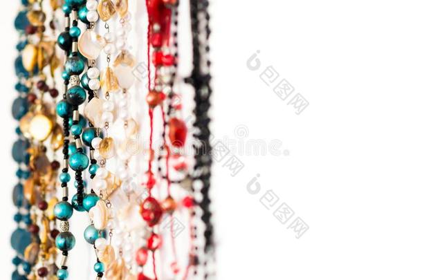 颜色鲜艳的行关于饰以珠的项链绞死向一白色的b一ckground
