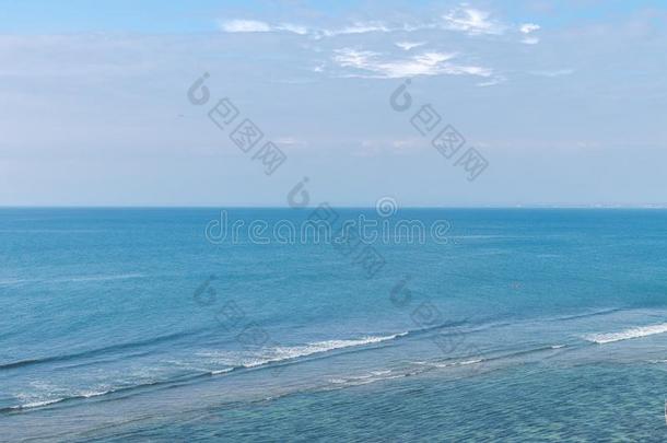 美丽的海和蓝色天向和煦的：照到阳光的一天.洋<strong>风</strong>景.BankLeumile-Israel以色列银行协会