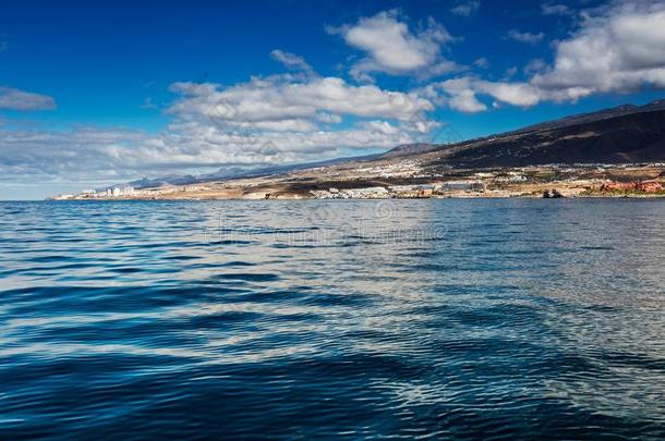 充满生机的风景和深的-蓝色海域关于指已提到的人特内里费岛西海岸