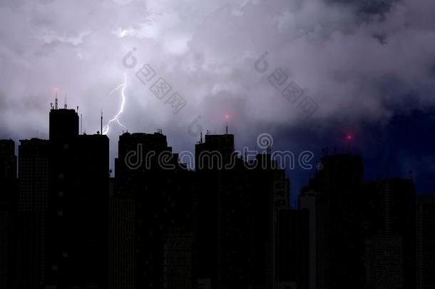 暴力引起的雷电交加的暴风雨打破越过巨大都市在夜,闪电般的