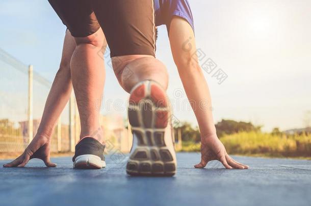 男人锻炼和健康观念:赛跑者脚和橡皮底<strong>帆布鞋</strong>鞋