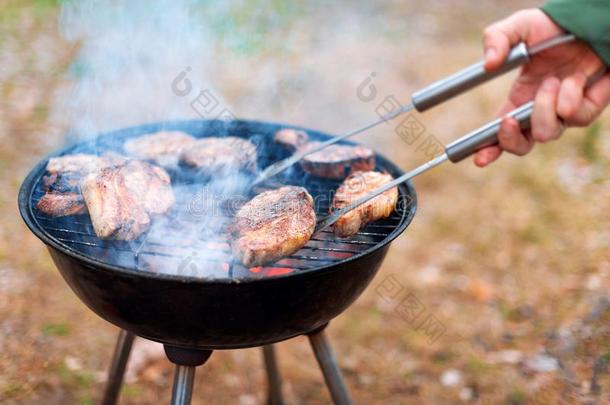 男人烹饪术,唯一的手,他是（be的三单形式烧烤肉或牛排f或一d是（be的三单形式h