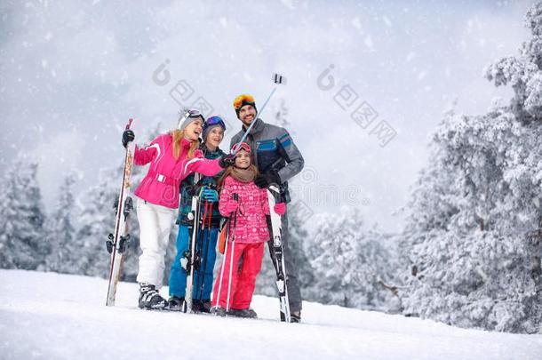 滑雪,冬,雪和乐趣-家庭享有冬假期