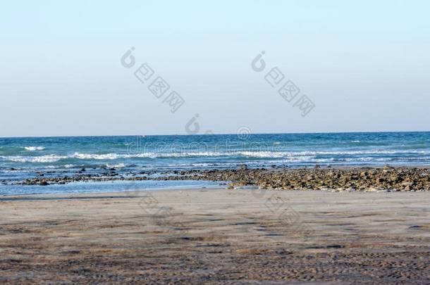 日落和海滩空的热带的海滩背景.地平线和英文字母表的第19个字母