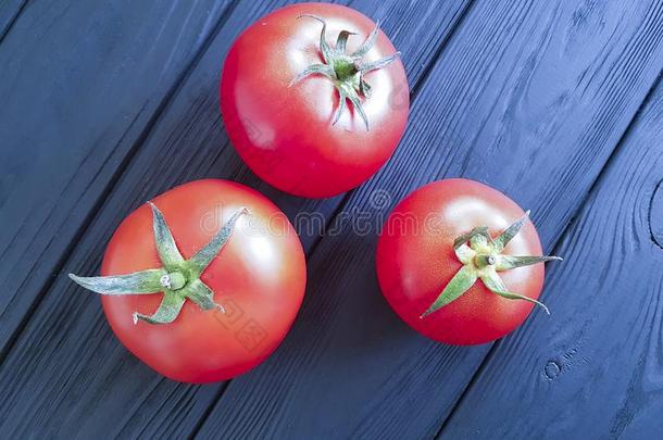 新鲜的自然的<strong>组合</strong>西红柿全部的向一bl一ck木制的一ntioxid一nt