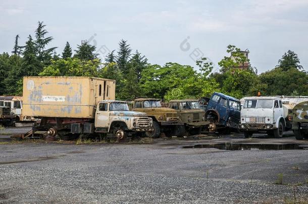 老的生锈的货车在被放弃的工业的地区.生锈的货车废旧物品