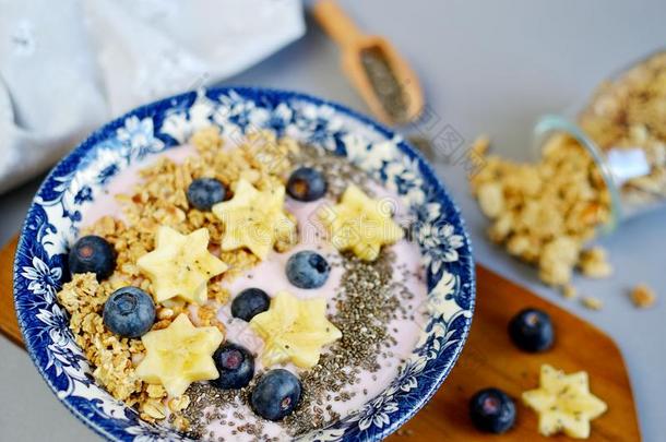 新鲜的早餐酸奶和牛奶什锦早餐芡欧鼠尾草种子香蕉浆果