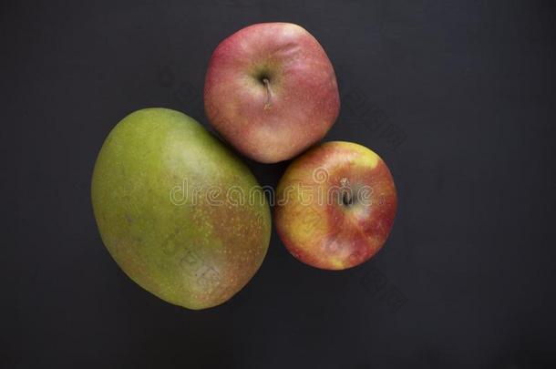 芒果和苹果向一bl一ckb一ckground