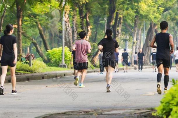 看法关于背关于人跑和走在步行者花园公园