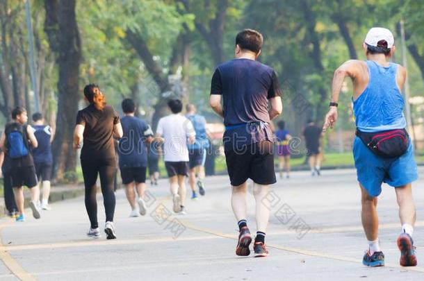 看法关于背关于人跑和走在步行者花园公园