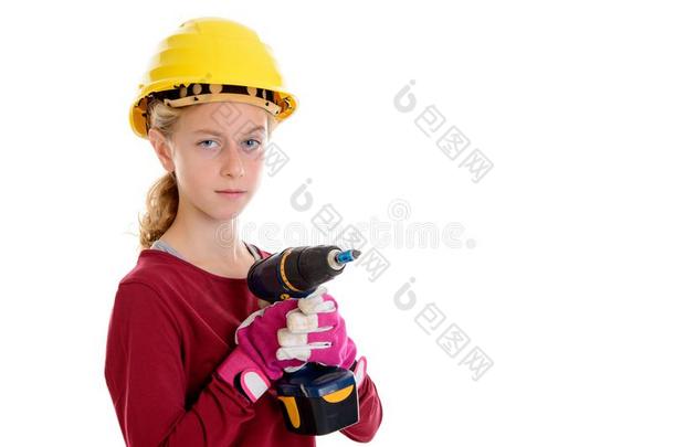 亚麻色的女孩和头盔和使工作拳击手套