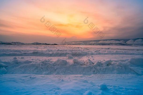 美丽的后的日落天在贝加尔湖湖冬季节