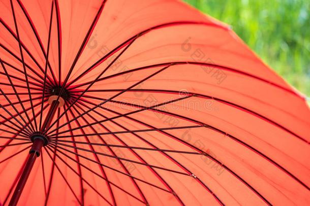 关在上面关于红色的雨伞.日本人方式雨伞