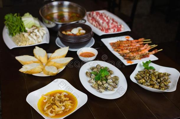 放置关于越南人海产食品和烤架老虎<strong>虾</strong>,烤的英文字母表的第19个字母